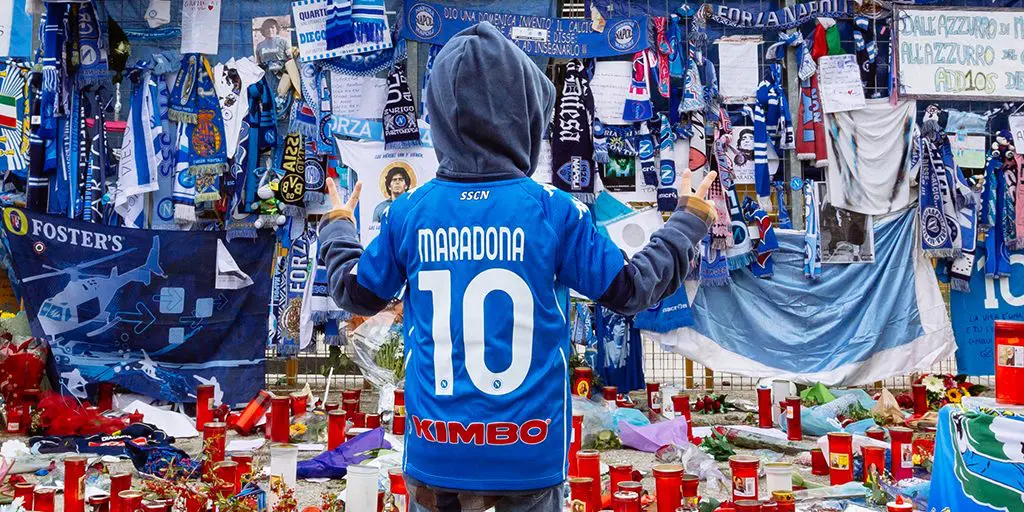Una trasferta di calcio a Napoli, città adottiva di Maradona
